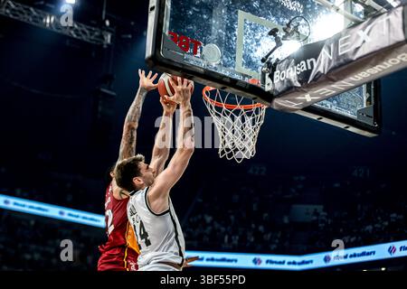 ISTANBUL, TÜRKEI - 30. MAI 2025: Turkiye Sigorta Basketball Super League (BSL) Play-Off Runde 1 Spiel zwischen Besiktas Fibabanka Istanbul und Galatasaray Istanbul in der Sinan Erem Arena. Stockfoto