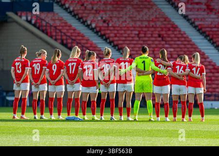 30. Mai 2025. Glasgow, Großbritannien. Schottland spielte Österreich bei der FIFA Frauen-Weltmeisterschaft 2027 League im schottischen Nationalstadion Hampden Park in Glasgow, Schottland. Die Endpunktzahl war Schottland 0:1 Österreich. Die österreichische Mannschaft steht zu Beginn des Spiels an. Quelle: Findlay / Alamy Live News Stockfoto