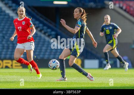 30. Mai 2025. Glasgow, Großbritannien. Schottland spielte Österreich bei der FIFA Frauen-Weltmeisterschaft 2027 League im schottischen Nationalstadion Hampden Park in Glasgow, Schottland. Die Endpunktzahl war Schottland 0:1 Österreich. Bild von Caroline Weir mit dem Ball. Quelle: Findlay / Alamy Live News Stockfoto