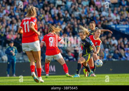 30. Mai 2025. Glasgow, Großbritannien. Schottland spielte Österreich bei der FIFA Frauen-Weltmeisterschaft 2027 League im schottischen Nationalstadion Hampden Park in Glasgow, Schottland. Das Endresultat war Schottland 0:1, Österreich. Erin Cuthbert (S22) wurde in Angriff genommen Credit: Findlay / Alamy Live News Stockfoto