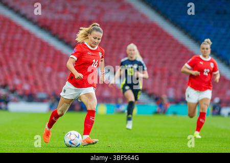 30. Mai 2025. Glasgow, Großbritannien. Schottland spielte Österreich bei der FIFA Frauen-Weltmeisterschaft 2027 League im schottischen Nationalstadion Hampden Park in Glasgow, Schottland. Die Endpunktzahl war Schottland 0:1 Österreich. Bild von Annabel Schasching (A16), der mit dem Ball läuft. Quelle: Findlay / Alamy Live News Stockfoto