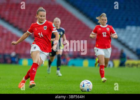 30. Mai 2025. Glasgow, Großbritannien. Schottland spielte Österreich bei der FIFA Frauen-Weltmeisterschaft 2027 League im schottischen Nationalstadion Hampden Park in Glasgow, Schottland. Die Endpunktzahl war Schottland 0:1 Österreich. Bild von Marie Hobinger (A14), die mit dem Ball läuft. Quelle: Findlay / Alamy Live News Stockfoto
