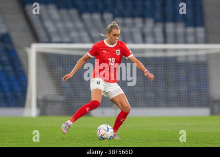 30. Mai 2025. Glasgow, Großbritannien. Schottland spielte Österreich bei der FIFA Frauen-Weltmeisterschaft 2027 League im schottischen Nationalstadion Hampden Park in Glasgow, Schottland. Die Endpunktzahl war Schottland 0:1 Österreich. Bild von Julia Hickelsberger mit dem Ball. Quelle: Findlay / Alamy Live News Stockfoto
