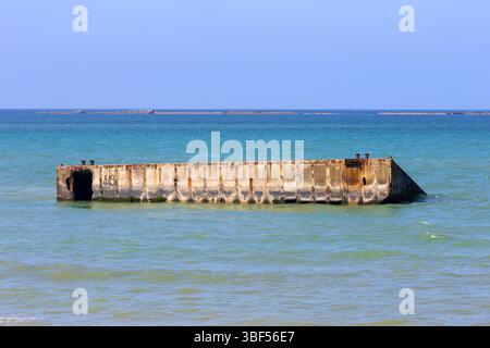 Die Überreste von Mulberry Harbour B (Port Winston) wurden am D-Day genutzt, um Truppen, Vorräte und Fahrzeuge in Arromanches-les-Bains (Calvados) in Frankreich zu bringen Stockfoto
