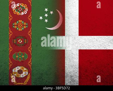 Die Nationalflagge des Königreichs Dänemark mit der Nationalflagge der Republik Turkmenistan. Grunge Hintergrund Stockfoto