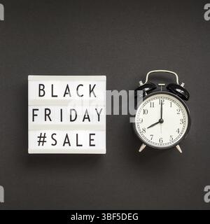 Kreative, oben flach Förderung Zusammensetzung Schwarzer Freitag verkauf Text auf lightbox Wecker schwarzen Hintergrund Kopie Platz Square Vorlage Schwarz frid Stockfoto