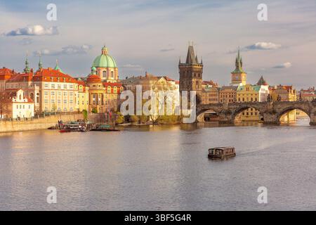 Blick auf die Karlsbrücke und das Sightseeing-Boot auf der Moldau in Prag, Tschechische Republik Stockfoto