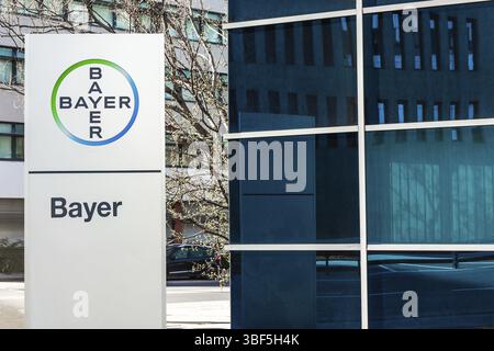 Die Bayer AG, ein deutsches multinationales Pharma- und Life-Sciences-Unternehmen, eines der größten Pharmaunternehmen der Weltmarke, Logo auf der geschäftseinheit Stockfoto