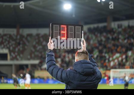 Der technische Schiedsrichter zeigt 3 Minuten zusätzliche Zeit während des Fußballspiels in Lubin, Polen, Europa Stockfoto