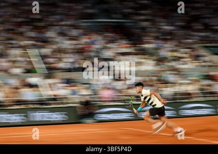 Paris, Frankreich. 30. Mai 2025. Carlos Alcaraz aus Spanien tritt im Einzelspiel der Männer in der dritten Runde gegen Damir Dzumhur aus Bosnien und Herzegowina beim French Open-Tennis-Turnier in Roland Garros, Paris, am 30. Mai 2025 an. Quelle: Li Jing/Xinhua/Alamy Live News Stockfoto