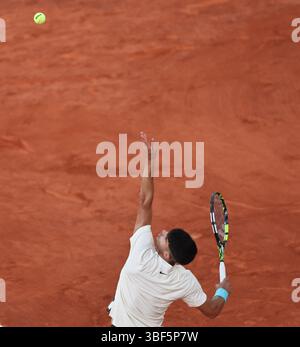 Paris, Frankreich. 30. Mai 2025. Carlos Alcaraz aus Spanien spielt im Einzelspiel der Männer in der dritten Runde gegen Damir Dzumhur aus Bosnien und Herzegowina beim French Open-Tennis-Turnier in Roland Garros, Paris, Frankreich, am 30. Mai 2025. Quelle: Li Jing/Xinhua/Alamy Live News Stockfoto