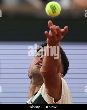 Paris, Frankreich. 30. Mai 2025. Carlos Alcaraz aus Spanien spielt im Einzelspiel der Männer in der dritten Runde gegen Damir Dzumhur aus Bosnien und Herzegowina beim French Open-Tennis-Turnier in Roland Garros, Paris, Frankreich, am 30. Mai 2025. Quelle: Li Jing/Xinhua/Alamy Live News Stockfoto