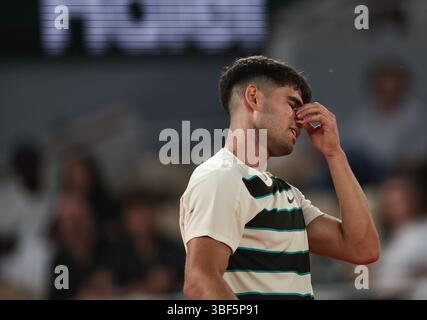 Paris, Frankreich. 30. Mai 2025. Carlos Alcaraz (Spanien) reagiert beim Spiel der dritten Runde gegen Damir Dzumhur aus Bosnien und Herzegowina beim French Open-Tennis-Turnier in Roland Garros, Paris, Frankreich, am 30. Mai 2025. Quelle: Li Jing/Xinhua/Alamy Live News Stockfoto