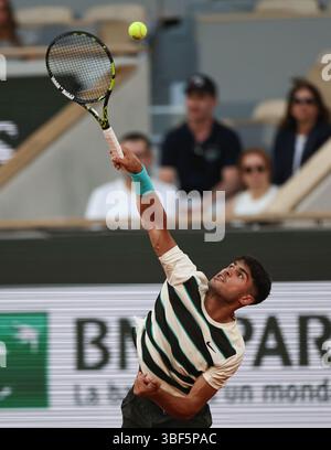 Paris, Frankreich. 30. Mai 2025. Carlos Alcaraz aus Spanien spielt im Einzelspiel der Männer in der dritten Runde gegen Damir Dzumhur aus Bosnien und Herzegowina beim French Open-Tennis-Turnier in Roland Garros, Paris, Frankreich, am 30. Mai 2025. Quelle: Li Jing/Xinhua/Alamy Live News Stockfoto