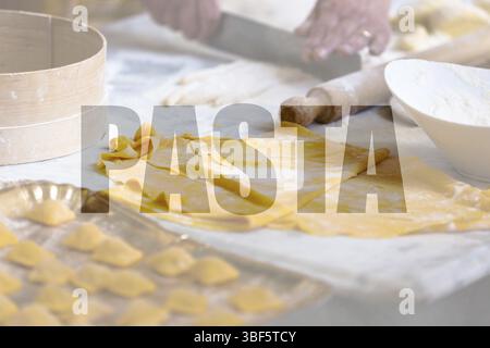 Nudeln, geschrieben auf einem Hintergrund eines Bildes mit Händen eines Kochs bereitet frischen pasta Stockfoto