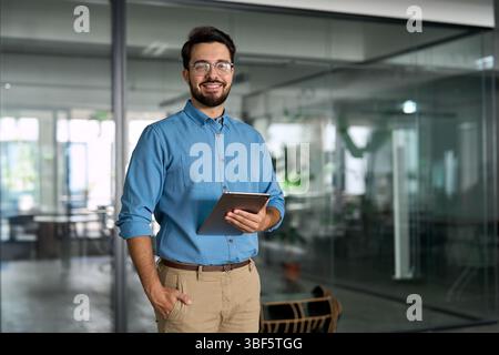 Lächelnder junger Geschäftsmann Manager mit Tafel im Büro. Hochformat. Stockfoto