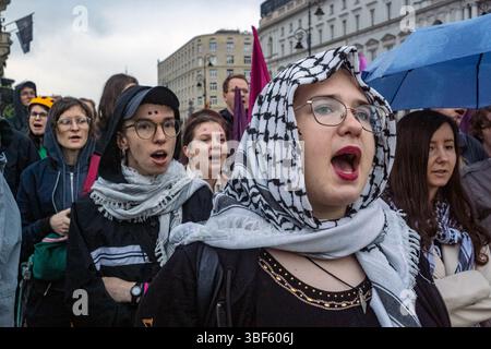 Demonstranten, die während einer Demonstration vor dem Präsidentenpalast den Keffiyeh-Gesang trugen, pro-palästinensische Parolen. Am Freitag, dem 30. Mai, versammeln sich eine Gruppe palästinensischer Aktivisten und Demonstranten im polnischen Präsidentenpalast in Warschau. Die Demonstranten tragen Banner, Plakate und Fahnen und versuchen, die Präsidentschaftskandidaten an die Präsidentschaftswahlen am Sonntag und ihre Wähler daran zu erinnern, dass der Völkermord in Gaza ein lebendiges und dringliches Thema ist. UN-Generalsekretär Antonio Guterres hat erklärt, dass "die Lage der Palästinenser im Gazastreifen unbeschrieben ist, mehr t Stockfoto