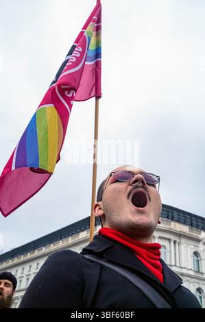 Ein Demonstrant singt pro-palästinensische Parolen unter der Flagge seiner sozialistischen Gruppe während einer Demonstration vor dem Präsidentenpalast. Am Freitag, dem 30. Mai, versammeln sich eine Gruppe palästinensischer Aktivisten und Demonstranten im polnischen Präsidentenpalast in Warschau. Die Demonstranten tragen Banner, Plakate und Fahnen und versuchen, die Präsidentschaftskandidaten an die Präsidentschaftswahlen am Sonntag und ihre Wähler daran zu erinnern, dass der Völkermord in Gaza ein lebendiges und dringliches Thema ist. UN-Generalsekretär Antonio Guterres hat erklärt, dass "die Lage der Palästinenser im Gazastreifen jenseits d Stockfoto