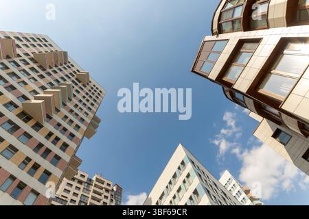 Typische Wohn- Hochhäuser. Winkel, Ansicht von unten. Stockfoto