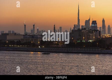 Vereinigte Arabische Emirate, DUBAI - 27. DEZEMBER: Blick auf die Stadt Dubai vom Ufer des Dubai Creek bei Nacht am 27. Dezember 2014 Stockfoto