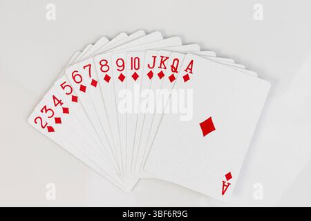 Voller Satz von Diamanten-Spielkarten in einer Sequenz auf weißem isoliertem Hintergrund Stockfoto