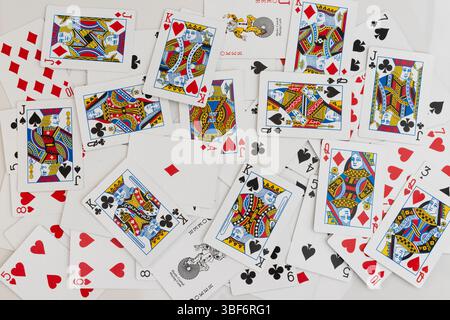 Bunte Mischung aus Gesichtskarten, Jokern und Assen aus Spielkartendeck. Draufsicht. Stockfoto