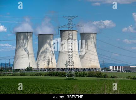 Kühltürme des Kernkraftwerks Jaslovske Bohunice , Slowakei. Stockfoto