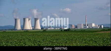 Kühltürme des Kernkraftwerks Jaslovske Bohunice , Slowakei. Stockfoto