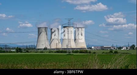 Kühltürme des Kernkraftwerks Jaslovske Bohunice , Slowakei. Stockfoto