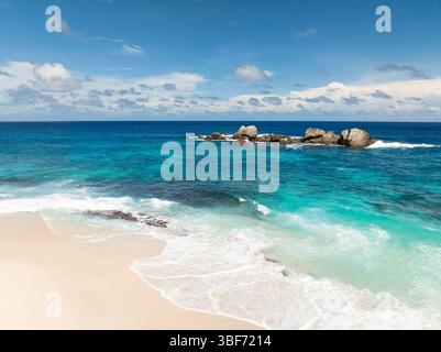 Strand mit Meer-Surf und Wellen. Seychellen, Mahe. Anse Petit Boileau. Stockfoto