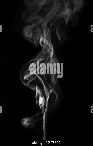 Ätherische Rauchmuster, die anmutig in der Luft wirbeln, schaffen eine faszinierende visuelle Darstellung von Fließfähigkeit und Bewegungskonzept. Grafikressource für Mo Stockfoto