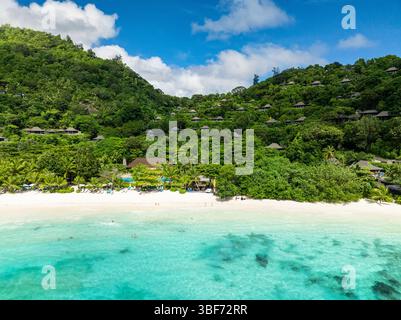 Blick aus der Vogelperspektive auf den wunderschönen Strand. Tropische Strandlandschaft. Seychellen, Mahe. Stockfoto