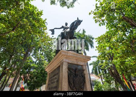Cartagena, Kolumbien - 12. April 2024: Simon Bolivar Statue im Bolivar Park in der ummauerten Stadt Cartagena de Indias. Stockfoto
