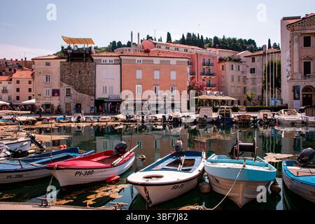 Boote, die an charmanten historischen Gebäuden in Peschiera del Garda anlegen, halten die friedliche Schönheit dieser italienischen Stadt am See fest. Stockfoto