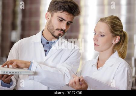 Team von Biologen, die in Laboren arbeiten Stockfoto