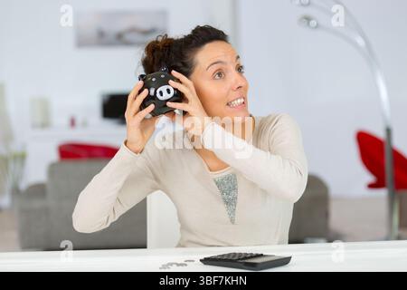 Frau schüttelt mit hoffnungsvoller Ausdrucksweise die Schweinebank Stockfoto