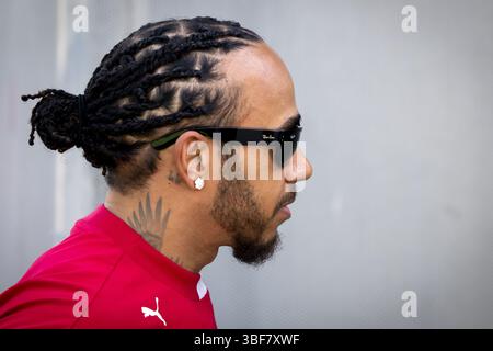 BARCELONA – Lewis Hamilton (Ferrari) kommt vor dem dritten freien Training vor dem Großen Preis von Spanien auf dem Circuit de Barcelona-Catalunya an. ANP SANDER KING Credit: ANP/Alamy Live News Credit: ANP/Alamy Live News Stockfoto