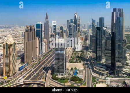 Blick aus der Vogelperspektive auf Dubais moderne Skyline mit hoch aufragenden Wolkenkratzern und einem ausgedehnten Straßennetz, das von der Sheikh Zayed Road abzweigt. Stockfoto