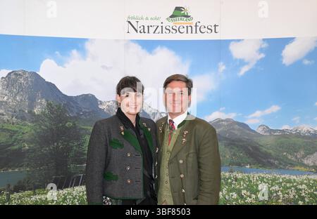 Feierlichkeiten zur Krönung der Narzissenhoheiten des Jahres 2025 im Kongresshaus in Bad Aussee, fotografiert am 29.05.25. Das Narzissenfest im Ausseerland, ist wahrscheinlich das schönste Brauchtumsfest in Österreich. Es findet 2025 zum 65sten Mal im steirischen Ausseerland statt. Zu diesem fest werden Narzissenhoheiten gewählt 1 Narzissenkönigin und 2 Narzissenprinzessinnen, das Bild zeigt den Bürgermeister von Grundlsee, Franz Steinegger, mit Begleiterin 2025 - Feierlichkeiten zur Krönung der Narzissenhoheiten des Jahres 2025 im Kongresshaus in Bad Aussee, am 29.05.25 *** Feiern für t Stockfoto