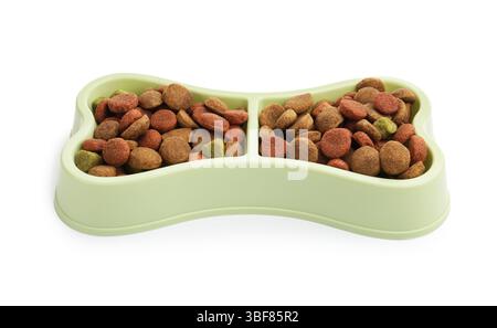 Trockenes Heimtierfutter in der Fütterschüssel, isoliert auf weiß Stockfoto