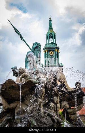 Berlin Mitte Neptunbrunnen vor Marienkirche, St. Marien - 31.05.2025 Berlin *** Berlin Mitte Neptunbrunnen vor Marienkirche, St. Marien 31 05 2025 Berlin Stockfoto