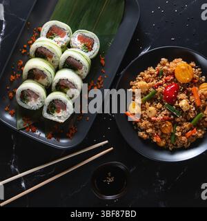 Mit Gurken gewickelte Sushi-Rolls mit Rührbraten und Vorspeise Stockfoto