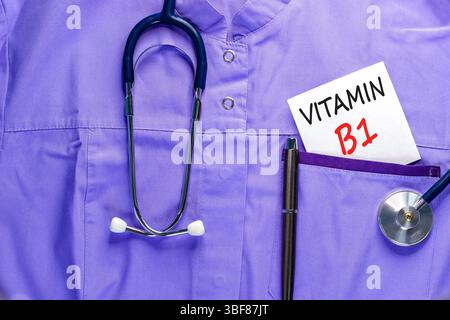 Vitamin B1-Symbol. Concept Words Vitamin B1 auf schöner weißer Karte. Stethoskop und Stift. Schöne medizinische Uniform. Medizinische gesunde Lebensweise Vitamin Stockfoto