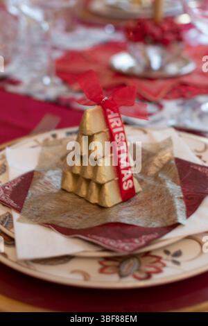 Weihnachtstisch Dekor - Baum aus Gianduiotti-Schokolade, Blick von oben. Stockfoto