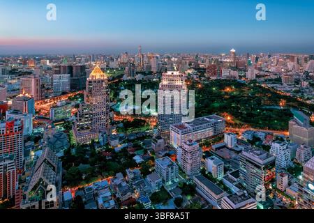 Lumphini Park und Wolkenkratzer in Bangkok City, Thailand Stockfoto