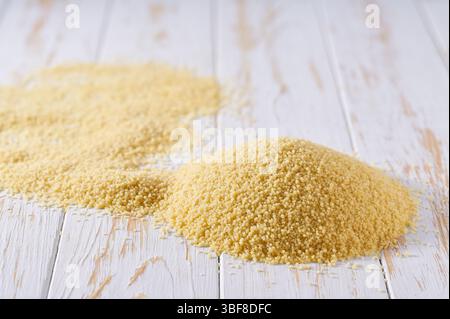 Bio-Couscous auf einem Leuchttisch, selektiver Fokus. Stapeln Sie rohe Couscous auf einem Leuchttisch, selektive Fokussierung. Stockfoto
