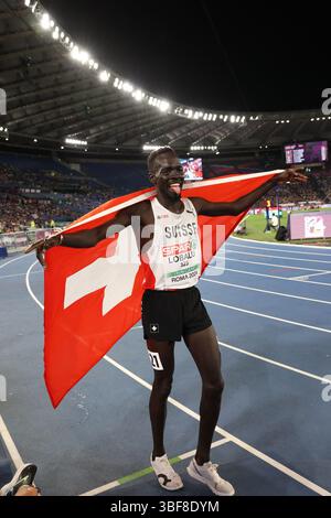 Dominic Lokinyomo LOBALU (1.) (Schweiz) feierte nach dem Gewinn der Goldmedaille im 10000-m-Finale bei der Leichtathletik-Europameisterschaft 2024 Stockfoto