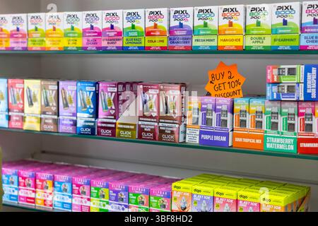 London, Großbritannien. 31. Mai 2025. Ein Geschäft in London zeigt hauptsächlich wiederverwendbare Vapes an dem letzten Tag an, an dem legale Einweg-Vapes verkauft werden können. Ab dem 1. Juni 2025 ist es für Unternehmen verboten, Einwegdämpfe zu verkaufen oder zu liefern. Es ist auch illegal, Einwegdämpfe anzubieten oder zu liefern oder Einwegdämpfe zu lagern, die Sie verkaufen oder liefern wollen. Zwischen 2012 und 2023 wuchs der Verbrauch von Vape in England um mehr als 400 %, wobei über 9 % der Menschen Vapes kauften und benutzten. Quelle: Karl Black/Alamy Live News Stockfoto