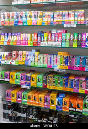London, Großbritannien. 31. Mai 2025. Ein Geschäft in London zeigt hauptsächlich wiederverwendbare Vapes an dem letzten Tag an, an dem legale Einweg-Vapes verkauft werden können. Ab dem 1. Juni 2025 ist es für Unternehmen verboten, Einwegdämpfe zu verkaufen oder zu liefern. Es ist auch illegal, Einwegdämpfe anzubieten oder zu liefern oder Einwegdämpfe zu lagern, die Sie verkaufen oder liefern wollen. Zwischen 2012 und 2023 wuchs der Verbrauch von Vape in England um mehr als 400 %, wobei über 9 % der Menschen Vapes kauften und benutzten. Quelle: Karl Black/Alamy Live News Stockfoto