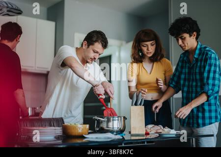 Freunde kochen zusammen in einer modernen Küche Stockfoto